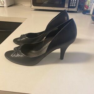 Like New Women’s Gianni Bini Heels Pumps 10 black peep toe leather